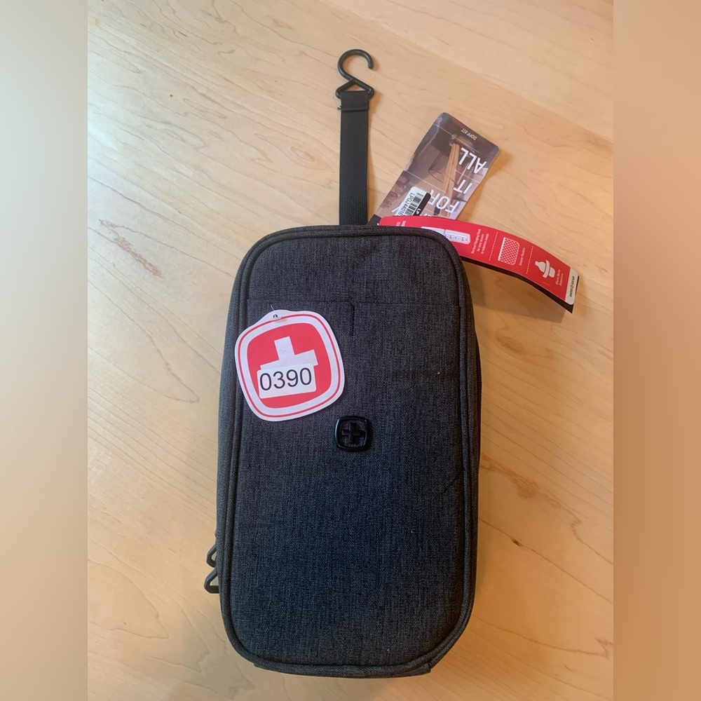 NWT SwissGear Convertible handle hanging accessory bag, gray